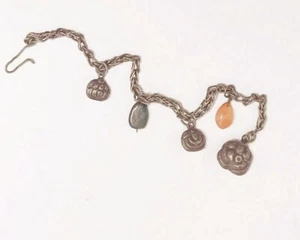 Antikes chinesisches Silber Repousse Armband mit Edelsteinen Charms - Bild 1 von 13