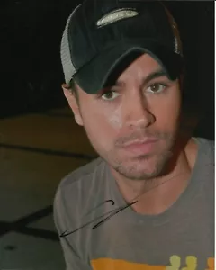 ENRIQUE IGLESIAS SIGNED COOL PHOTO  (2) - Picture 1 of 1