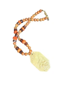 Collar colgante Koi tallado y con cuentas de piedra coral firmada por Les Bernard Inc. de colección 16" - Imagen 1 de 12