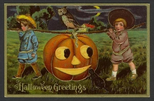 Halloween 1907-10: NIÑOS ALEMANES EN RELIEVE LLEVAN ENORME GATO BÚHO JACK-O-LANTERN - Imagen 1 de 2