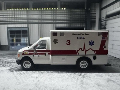 Ambulancia Ford Chicago Fire Code 3 1/64 Foto 1 de 4