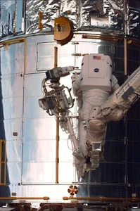 SM2: Astronauta apertura Sindone di poppa HUBBLE MISSION 8X12 FOTOGRAFIA - Foto 1 di 1