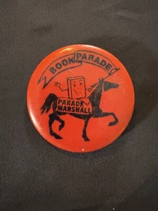 Libro Sfilata Parata Marshall Scuola Elementare Pulsante Pinback - Foto 1 di 1