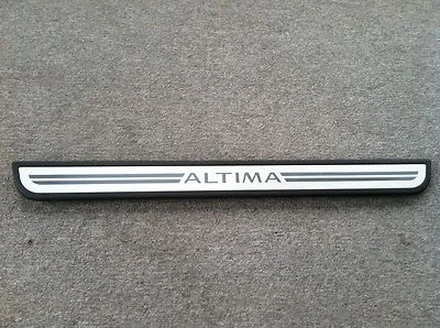 Nissan Altima cupé negro puerta delantera umbral placa rasguño Foto 1 de 3