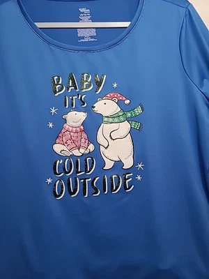 Camiseta de dormir SECRET TREASURES Lt azul; lee "BABY IT'S COLD OUTDOOR"; TALLA L  Foto 1 de 4
