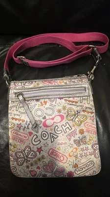 Bandolera Coach Poppy Butterfly satinada graffiti paquete oscilante con ribete de cuero plateado Foto 1 de 4