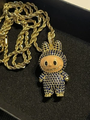 "Colgante Labubu chapado en oro de 18k en una cadena de cuerda de 22""". Foto 1 de 4