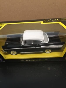 Road Signature 1:43 1957 Chevrolet Bel Air / Black/White - Picture 1 of 5