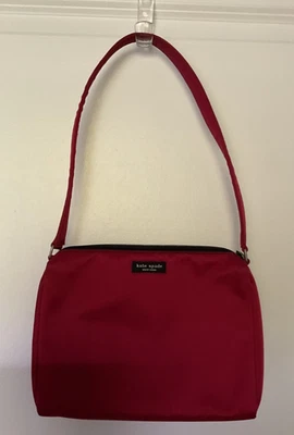 Bolso de hombro Kate Spade Claire rojo de nailon y bolso de maquillaje a juego Foto 1 de 4