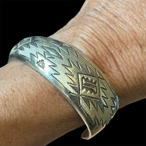 INDIANER MANSCHETTE ARMBAND SIGNIERT T Sterling 34,8 Gramm HANDARBEIT Vintage - Bild 1 von 18