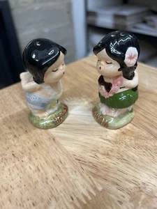 Hawaii Salz und Pfefferstreuer Junge Mädchen küsst Keramik. - Bild 1 von 10