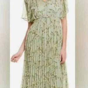 L Large NWT Taylor Floral-print Smocked Pleated Midi Dress In Sage Stunning RARE - Picture 1 of 9