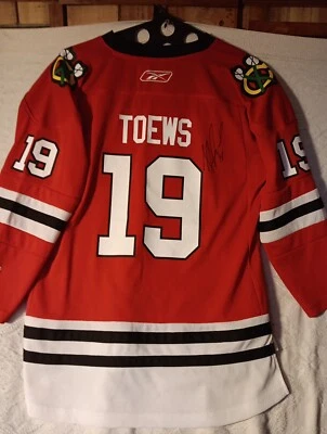 Camiseta Autografiada de los Chicago Blackhawks Jonathan Toews JUVENTUD L/XL Rebook AUTÉNTICA Foto 1 de 4
