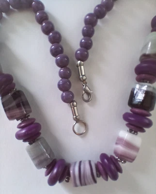 Precioso collar de cuentas de madera y ágata con bandas moradas Foto 1 de 4
