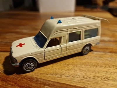 SIKU Binz Krankenwagen - Bild 1 von 3