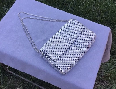 Bolso sin asas de noche de malla metálica plateada Whiting & Davis correa de cadena ajustable Foto 1 de 4