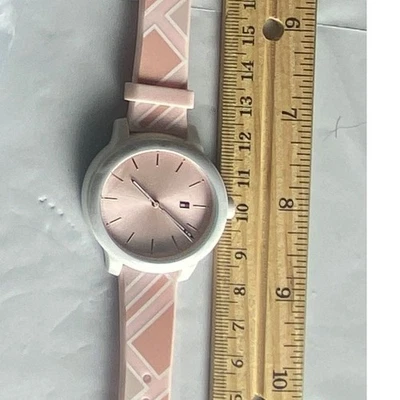 Reloj Pulsera Tommy Hilfiger Rosa Blanco Patrón Geométrico Analógico Foto 1 de 2