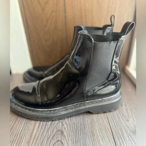 Y2k Goth Grunge Forever 21 Booties schwarz Lackleder Gummizug an den Seiten - Bild 1 von 6