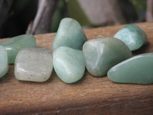 Piedras de caída de cristal pulido verde aventurina 2 piezas franqueo calmante rastreado - Imagen 1 de 4
