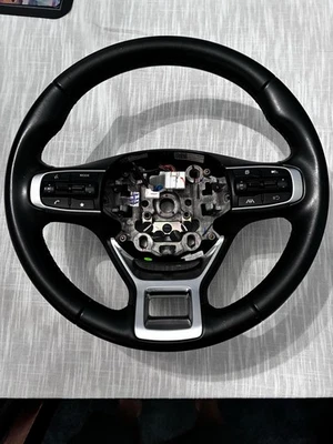 Volante KIA SPORTAGE 2023-2024 CON MANDOS CUERO NEGRO Q0011BD3 OEM Foto 1 de 4