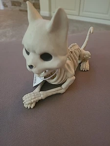 Plástico Esqueleto Gato Cruzando Patas Decoración Halloween Espeluznante NUEVO - Imagen 1 de 9