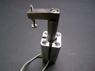 SMC Pneumatics MKB12-20LN abrazadera giratoria cilindro 12 mm., doble acto, interruptor automático Foto 1 de 4