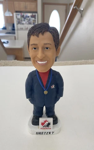 Rare Wayne Gretzky NHL Team Canada 2002 Gold Medal Bobblehead Figure Cover