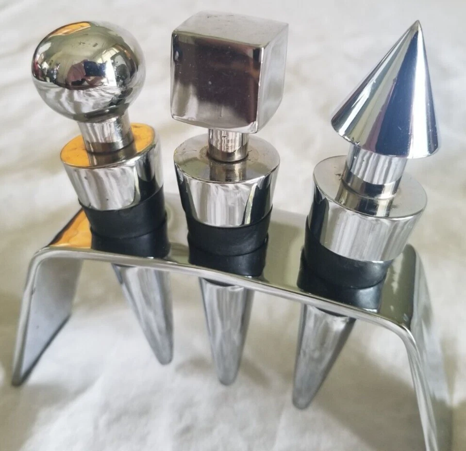 Juego de 3 tapones de vino modernos de metal cromado (bola, cuadrado, cubo) con soporte Foto 1 de 4