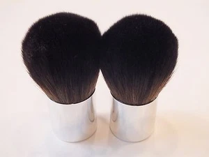 2 SPAZZOLE KABUKI - NUOVE - Foto 1 di 1