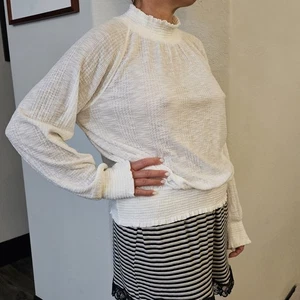 Top bianco termico lavorato a maglia collo alto Free People carino e comodo grande bottone hippie - Foto 1 di 8