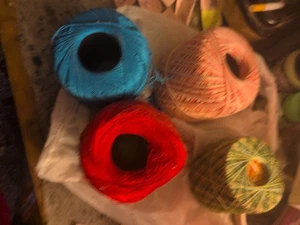 4 Knäuel Fadengarn rot Herz und Mäntel blau, genn, rosa und rot - Bild 1 von 1