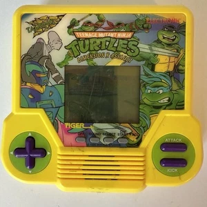 Tiger Teenage Mutant Ninja Turtles Dimension X Assault Electrónico Portátil Leer - Imagen 1 de 6