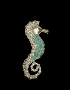 Neue signierte Givenchy silberfarbene & Strass Seepferdchen Brosche Anstecknadel  - Bild 1 von 5