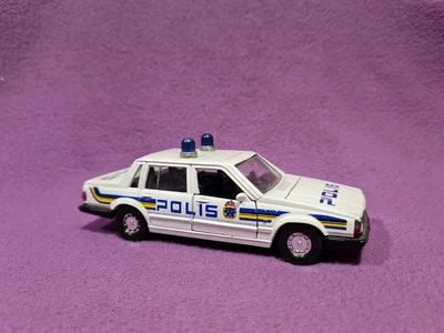 CORGI TOYS VOLVO 740 POLIS SWEDEN SCALA 1:36 - Immagine 1 di 4