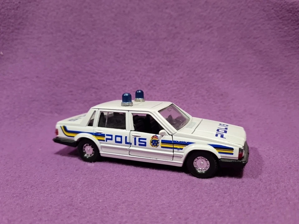 CORGI TOYS VOLVO 740 POLIS SWEDEN SCALA 1:36 - Immagine 1 di 4