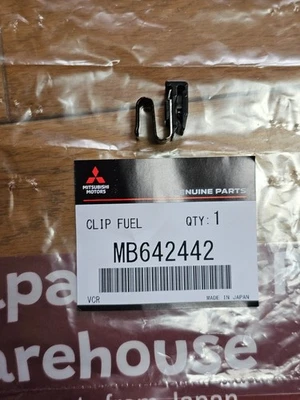Genuine Mitsubishi Gas Fuel Door Lid Lancer Evolution VI Spring Clip MB642442 Foto 1 de 4
