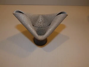 Jarrón de cerámica de arte japonés vintage, cuerpo texturizado, forma doblada/enrollada - Imagen 1 de 7
