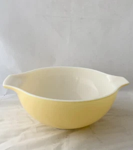 Vintage Pyrex Yellow Cinderella Mixing Bowl 2.5 Qt. - Picture 1 of 12