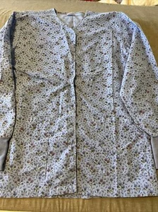 Medline Scrub Jacke Größe Small - blau mit Blumen Druckknopf vorne - Brust - V-Ausschnitt - Bild 1 von 3