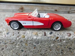 WELLY 1:24 1957 RED CHEVROLET CORVETTE DIECAST CAR - Picture 1 of 14