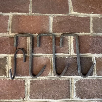 ANTIGUO GANCHO DE CARNE colgante de metal fundido forjado antiguo de colección gancho de cubo primitivo  Foto 1 de 4