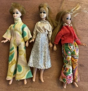 Vintage Konvolut 3 Topper Dawn Puppen von 1970 mit Outfits. - Bild 1 von 9