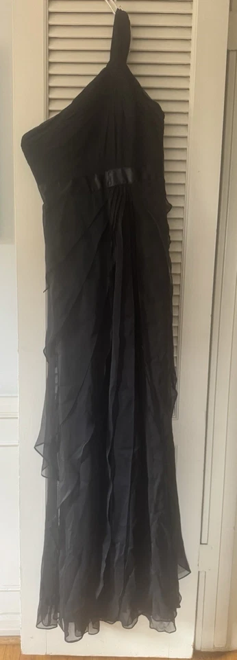 Vestido largo negro de un hombro talla 4 Adrianna Papell Foto 1 de 3