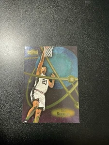Skybox Metal Universe 1998-99 Tim Duncan Big Ups #15 BU Spurs - Imagen 1 de 2