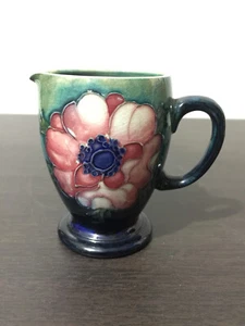 moorcroft anemone milk / cream jug tubelined art pottery england signed wm - Bild 1 von 14