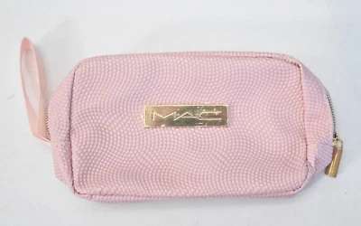Bolsa de Maquillaje Mac Rosa Pálido FY23 Vacaciones GWP con Acentos Dorados Cierre de Cremallera Foto 1 de 4