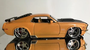 JADA BIG TIME MUSCLE 1970 FORD MUSTANG BOSS GIALLO 1/24 DUB CITY DA COLLEZIONE - Foto 1 di 12