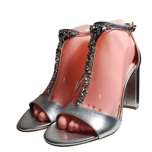Sandali da sera Jewel Badgley Mischka argento impreziositi cinturino a T punta aperta taglia 8 - Foto 1 di 12