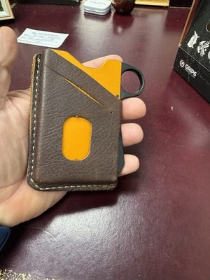 Portatarjetas tipo billetera Grip 6 de metal, acabado naranja con soporte de cuero marrón Foto 1 de 4