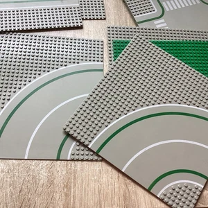 LEGO 8 Lego Verkehrsplatten und eine grüne Grundplatte aus den 80igern (25x25) - Bild 1 von 3